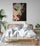 Chambre adulte, lit en rotin, plantes vertes, panier en osier, draps blanc, mur blanc, grande toile décorative chanteuse