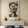Ce tableau contemporain est mis en valeur dans une décoration minimaliste avec un buffet design et des accessoires dorés. La toile apporte une touche artistique audacieuse, contrastant avec le mur beige pour une ambiance élégante et raffinée
