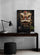 bureau en bois sombre, objet de décoration, affiche thème chinois, pouf noir.