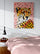Elternschlafzimmer, großes Doppelbett mit rosa Bettwäsche, Wand-Nachttisch, Hängelampe, weiße Wand, Poster mit wildem Tier.