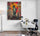 salle de travail, grand bureau blanc, globe terrestre décoratif, tapis , siège a roulette, coussin gris, lampe sur pied, affiche monument célèbre New York.