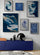 Une composition murale artistique avec plusieurs tableaux bleus accrochés sur un mur gris, dont l'un représente des mains et des voiles dorés. Une console bleue et des objets décoratifs sont en dessous.