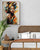 Un environnement chaleureux et invitant, avec une touche de décor bohémien dans une chambre à coucher avec un portrait accroché au mur . Le lit est décoré avec des coussins et une couverture aux motifs ethniques..
