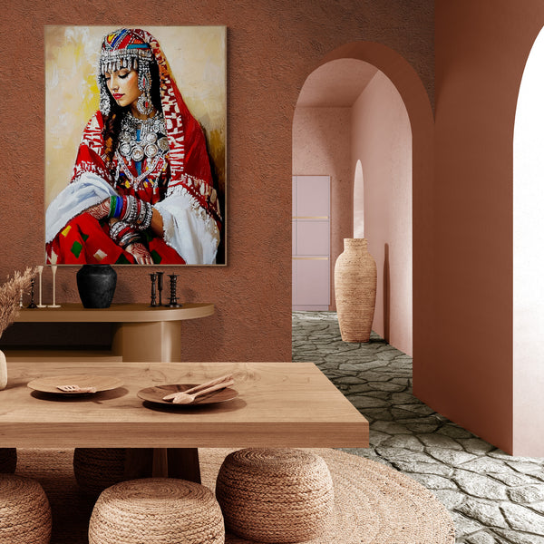 Salle à manger bohème et chaleureuse avec murs texturés terracotta, mobilier en bois clair, assises en fibres naturelles et tableau représentant une femme amazighe en habit traditionnel rouge. Une décoration inspirée de l’art berbère et de l’artisanat marocain.
