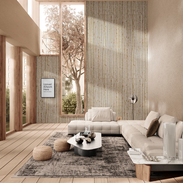 salon moderne et lumineux présente un design épuré aux tons beiges et naturels. Un grand canapé d’angle beige est accompagné de poufs en osier, d'une table basse design et d’un tapis gris texturé. Le mur en lattes verticales boisées et les grandes baies vitrées ouvrent sur un extérieur verdoyant, renforçant la sérénité de l’espace.