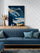 Ein elegantes Interieur mit einem blauen Sofa, passenden Kissen und einem gerahmten Wandbild, das Hände und goldene Schleier zeigt, über einer Holzkonsole.