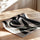 Poster Abstrait L'étreinte - Douceur monochrome en noir et blanc — Vierge - poster-enroullé — passe-partout blanc