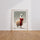 Poster Alpaga des neiges - Petit lama à l'écharpe rouge — Vierge - living-room — passe-partout blanc
