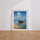 Poster Barque échouée - Escale ensoleillée au bord de l'eau turquoise — Vierge - living-room — passe-partout blanc