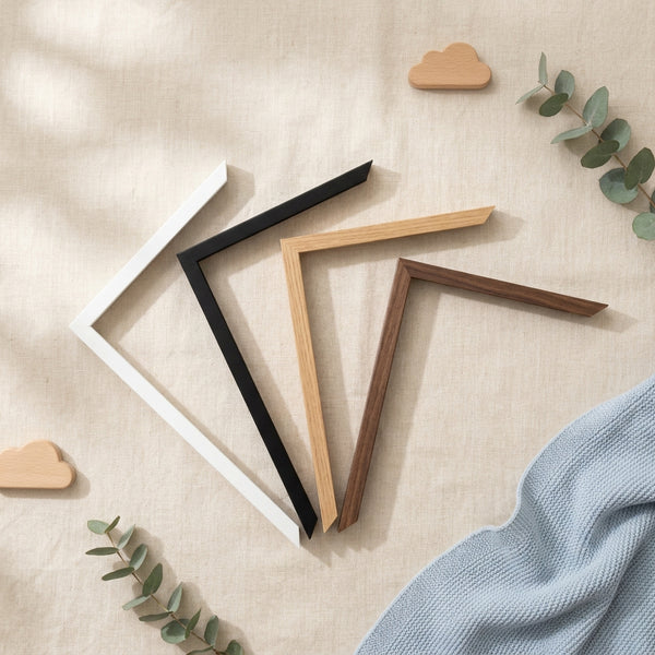 Quatre finitions de cadre pour poster personnalisé bébé : blanc, noir mat, chêne clair et noyer, disposées sur du lin beige
