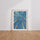 Poster Bouleaux - L'appel du ciel entre les troncs blancs — Vierge - living-room — passe-partout blanc