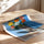 Poster Bouquet de roses - Fraîcheur colorée sur fond bleu — Vierge - poster-enroullé — passe-partout blanc