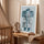Poster chambre enfant éléphant en pyjama - Tendresse apaisante bleu canard — Décor sur-mesure (IA) — passe-partout blanc