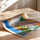 Poster Chrysanthèmes - Bouquet frais sur fond de rayures pastel — Vierge - poster-enroullé — passe-partout blanc
