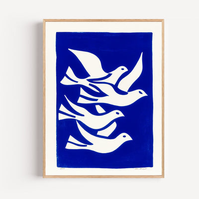 Poster Weiße Tauben – Grafischer Flug in Yves‑Klein‑Blau