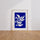 Poster Colombes blanches - Envol graphique sur bleu Klein — Vierge - living-room — passe-partout blanc