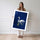 Poster Cygne blanc - Sérénité glissée sur un lac bleu nuit — Vierge - poster-femme-debout — passe-partout blanc