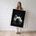 Poster Cygne - Grâce épurée en noir et blanc — Vierge - poster-femme-debout