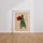Poster Femme au bouquet de roses - Assurance tranquille et rayures vertes — Vierge - living-room — passe-partout blanc