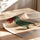 Poster Femme au bouquet de roses - Assurance tranquille et rayures vertes — Vierge - poster-enroullé — passe-partout blanc