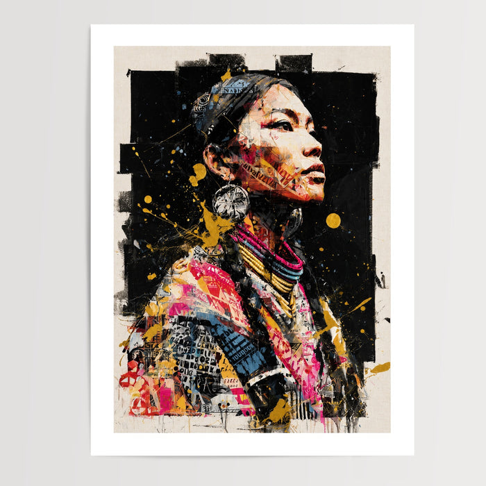 Poster Femme Kayan - Fierté ethnique en street art doré et urbain — Vierge - poster-presentation-produit — passe-partout blanc