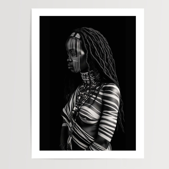 Poster Femme noire - Portrait tribal en noir et blanc — Vierge - poster-presentation-produit — passe-partout blanc