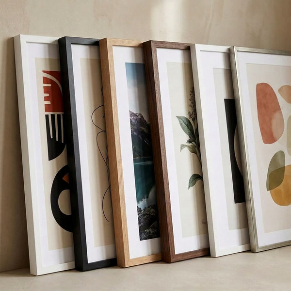Posters encadrés dans cinq finitions de cadre et une option contour blanc, présentés côte à côte