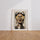 Poster Frida Kahlo - Lumière dorée et présence envoûtante — Vierge - living-room — passe-partout blanc