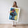 Poster Frida Kahlo - Portrait vibrant entre bleu profond et jaune solaire — Vierge - poster-femme-debout — passe-partout blanc