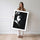 Poster Geisha noir et blanc - Une présence forte et silencieuse — Vierge - poster-femme-debout — passe-partout blanc