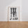 Poster Girafe tête en bas - Noir et blanc graphique et provocant — Vierge - living-room — passe-partout blanc