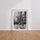Poster Girafe urbaine - Rencontre insolite en noir et blanc — Vierge - living-room — passe-partout blanc
