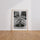 Poster Girafe urbaine - Surprise pop dans un New York vintage — Vierge - living-room — passe-partout blanc