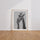 Poster Girafes - Douce étreinte entre une mère et son petit — Vierge - living-room — passe-partout blanc