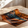 Poster Guépard - Regard fauve sur fond orange audacieux — Vierge - poster-enroullé