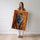Poster Guépard - Regard fauve sur fond orange audacieux — Vierge - poster-femme-debout