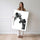 Poster Guépards mère et petit - Tendresse sauvage en noir et blanc — Vierge - poster-femme-debout — passe-partout blanc