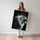 Poster Lion blanc - La force tranquille d'un rugissement royal — Vierge - poster-femme-debout