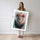 Poster Lion couronné de fleurs - Force paisible et douceur bucolique — Vierge - poster-femme-debout — passe-partout blanc
