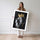 Poster Lion couronné - Street art noir et or au caractère royal — Vierge - poster-femme-debout — passe-partout blanc