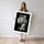 Poster Lion et lionceau - Tendresse sauvage en noir et blanc — Vierge - poster-femme-debout — passe-partout blanc