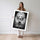 Poster Lion noir et blanc - Le regard puissant du roi des animaux — Vierge - poster-femme-debout — passe-partout blanc