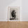 Poster Lion - Puissance tranquille et regard majestueux en noir et blanc — Vierge - living-room — passe-partout blanc