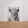 Poster Lionne couronnée - Allure royale en nuances de gris — Vierge - living-room