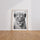 Poster Lionne couronnée - Allure royale en nuances de gris — Vierge - living-room — passe-partout blanc