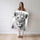 Poster Lionne couronnée - Allure royale en nuances de gris — Vierge - poster-femme-debout
