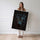 Poster Loup noir - Regard sauvage et force tranquille — Vierge - poster-femme-debout