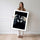 Poster Loups noir et blanc - Deux âmes unies par un regard — Vierge - poster-femme-debout — passe-partout blanc
