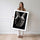 Poster Mains enlacées - Étreinte monochrome pleine de tendresse — Vierge - poster-femme-debout — passe-partout blanc