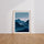 Poster Montagne zen - Cimes brumeuses et silence des sommets — Vierge - living-room — passe-partout blanc